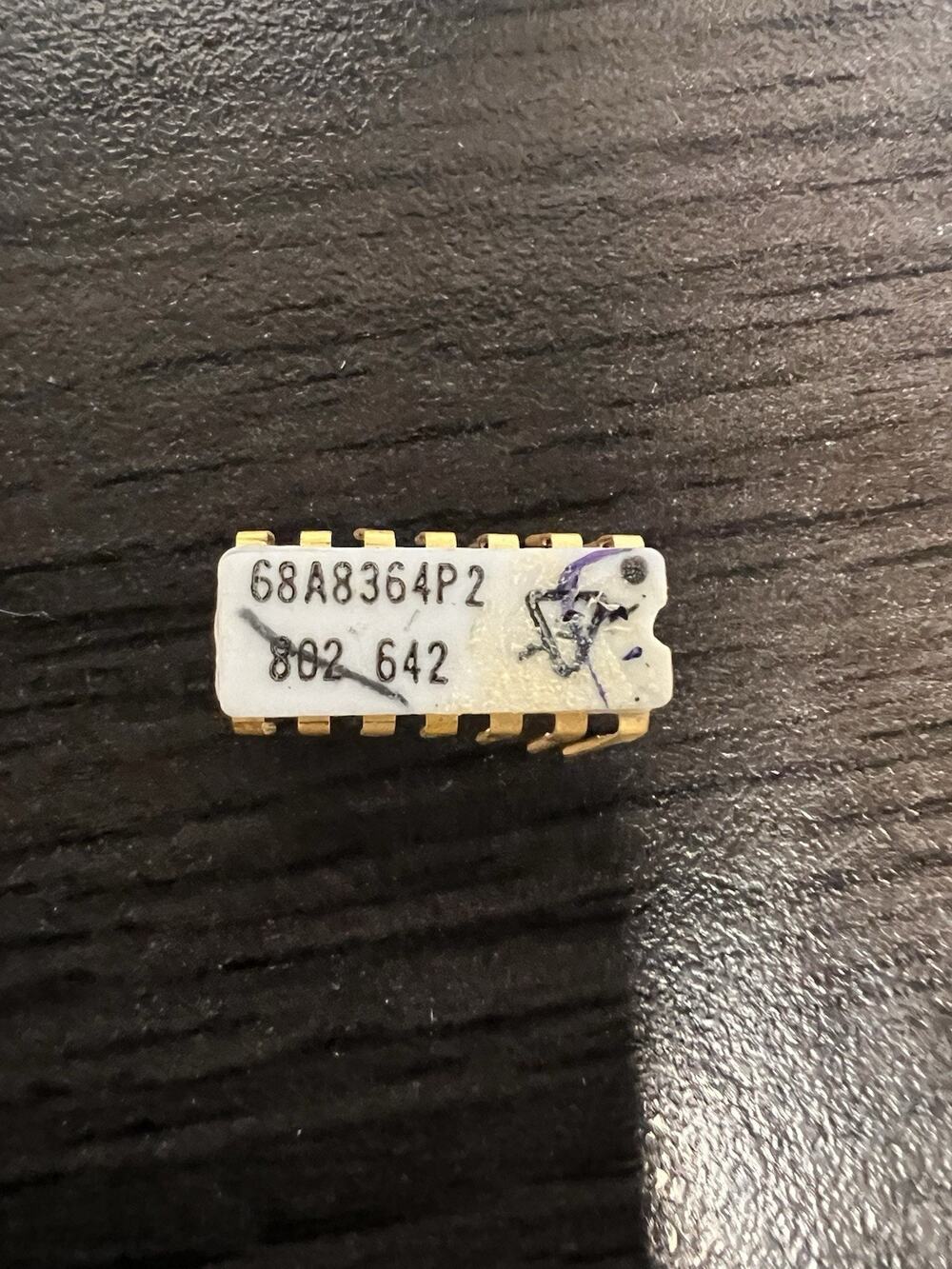 Vtg Motorola 68A8364P2 Ceramic IC Gold Pin 16-Pin DIP Chip 1980 Date Code 802